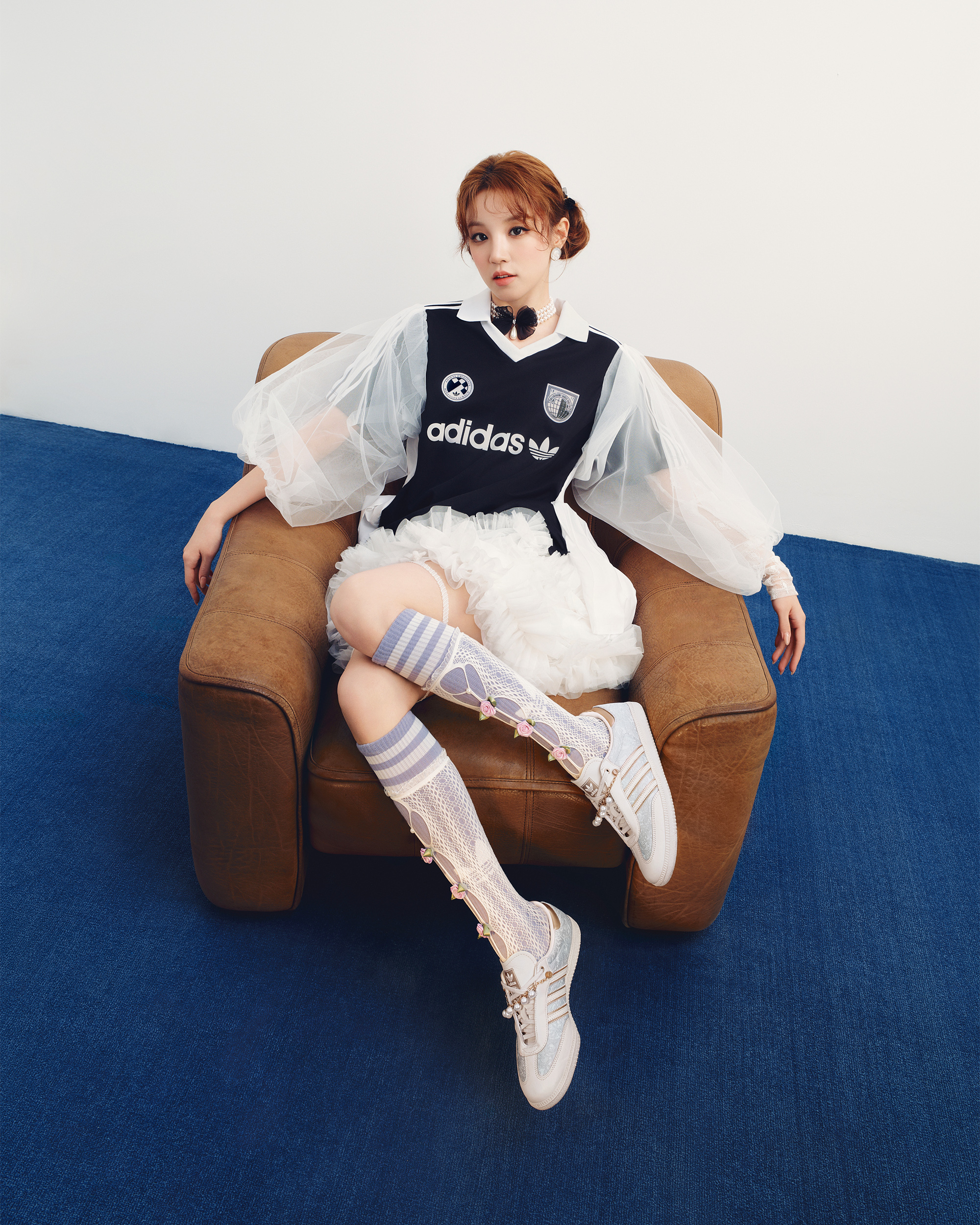 adidas Originals 雨琦領銜慶祝「SAMBA DAY」，攜手倩碧 CLINIQUE 送花漾腮紅！