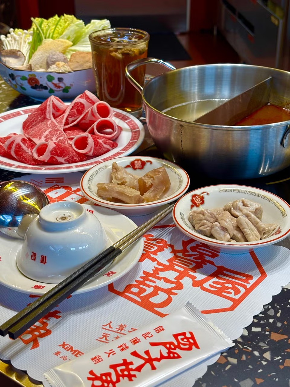 詹記算算屋推出「詹記好料自由配」與客製單人份「麻辣滷5寶」