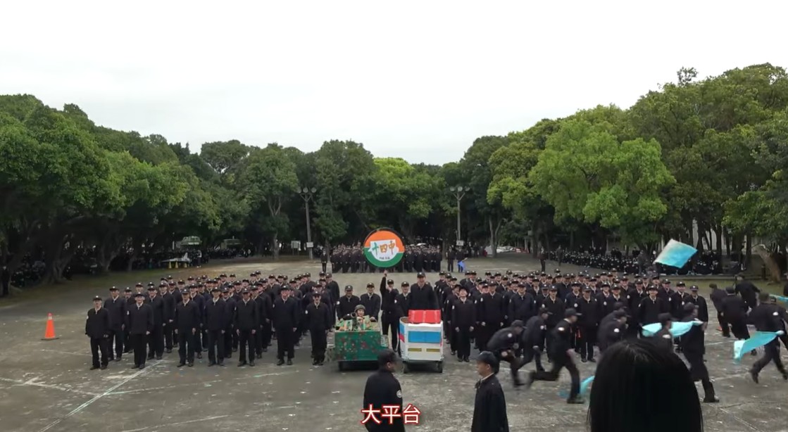 王大陸在「替代役之歌競賽」中再度高喊大平台。(圖:影片截圖)