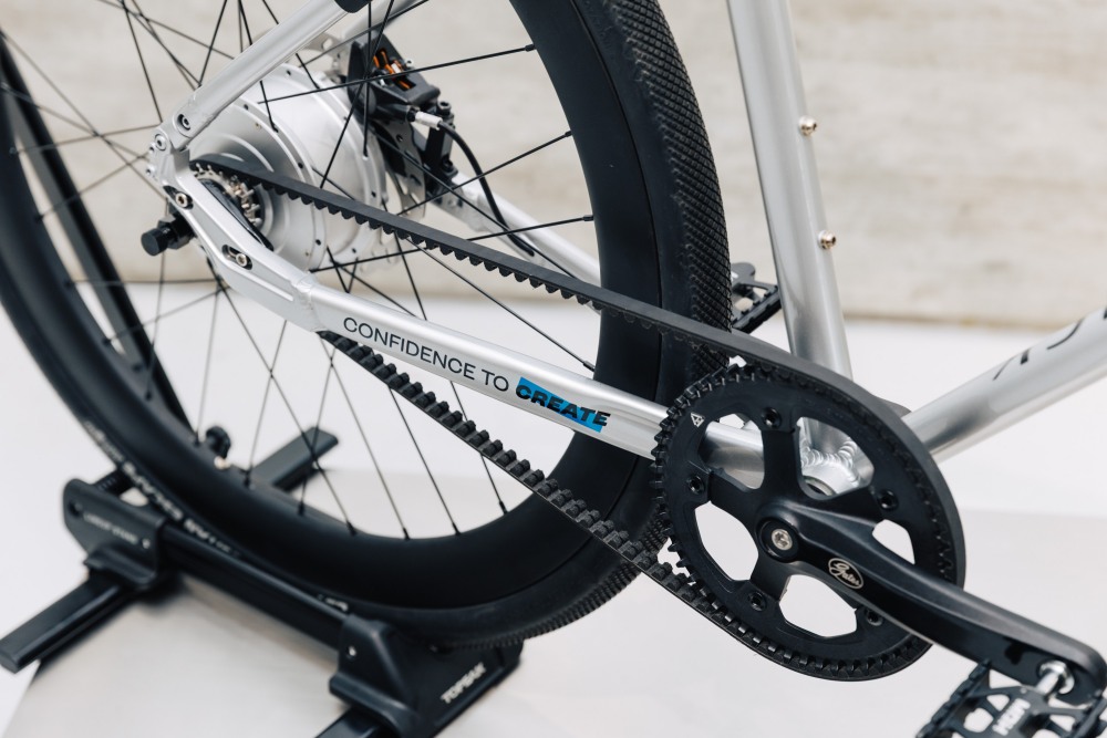 從球鞋跨界到環保科技！Mizuno 聯手 EQUICK 打造電動自行車