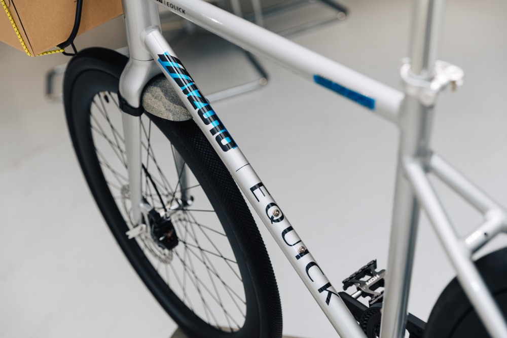 從球鞋跨界到環保科技！Mizuno 聯手 EQUICK 打造電動自行車