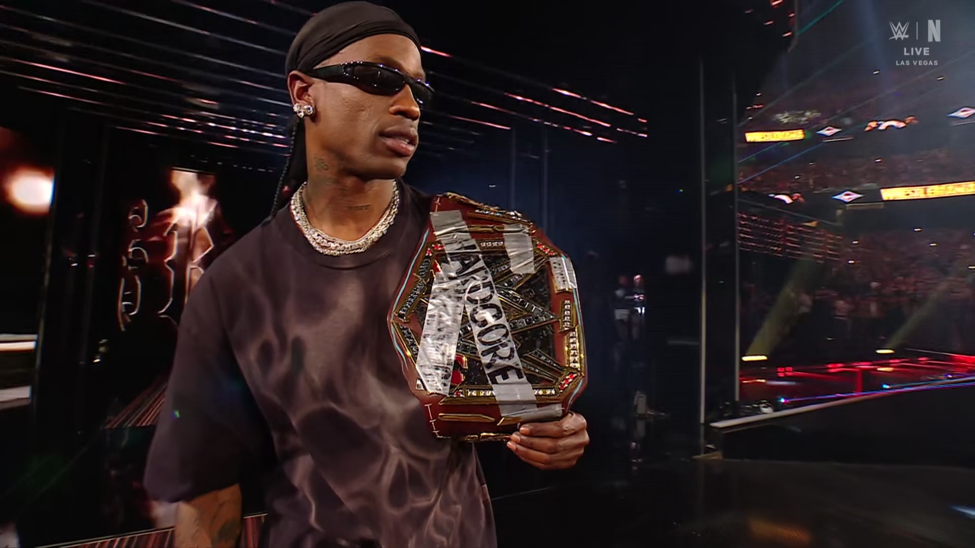 沒想到老哥也有這天！Travis Scott 被 Cody  Rhodes 摔爆躺平在地！