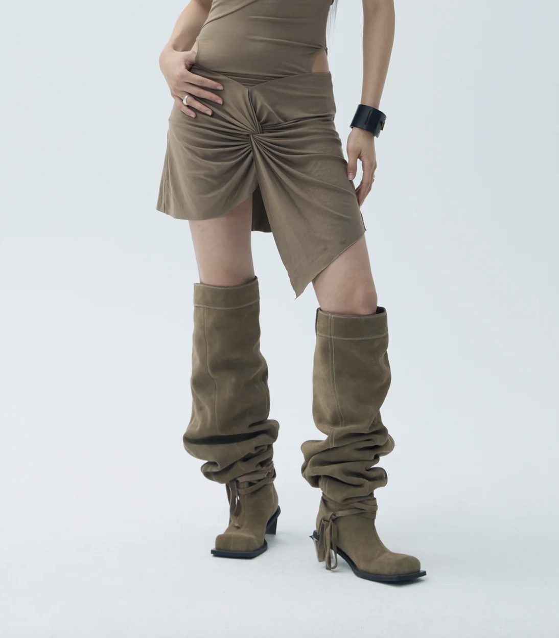 Jennie Coachella 舞台太火辣！一連換 6 套造型！靴子出自「這個」設計師品牌！