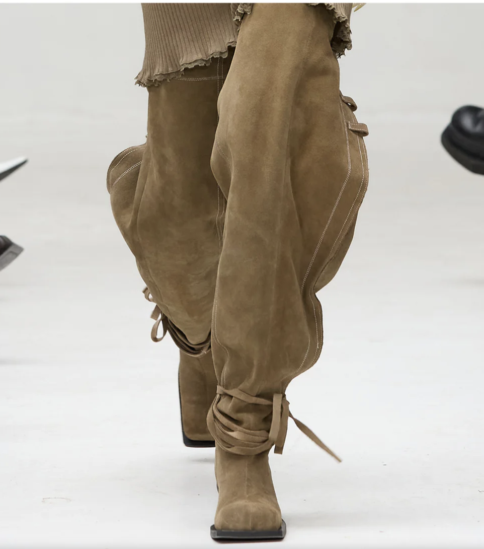 Jennie Coachella 舞台太火辣！一連換 6 套造型！靴子出自「這個」設計師品牌！