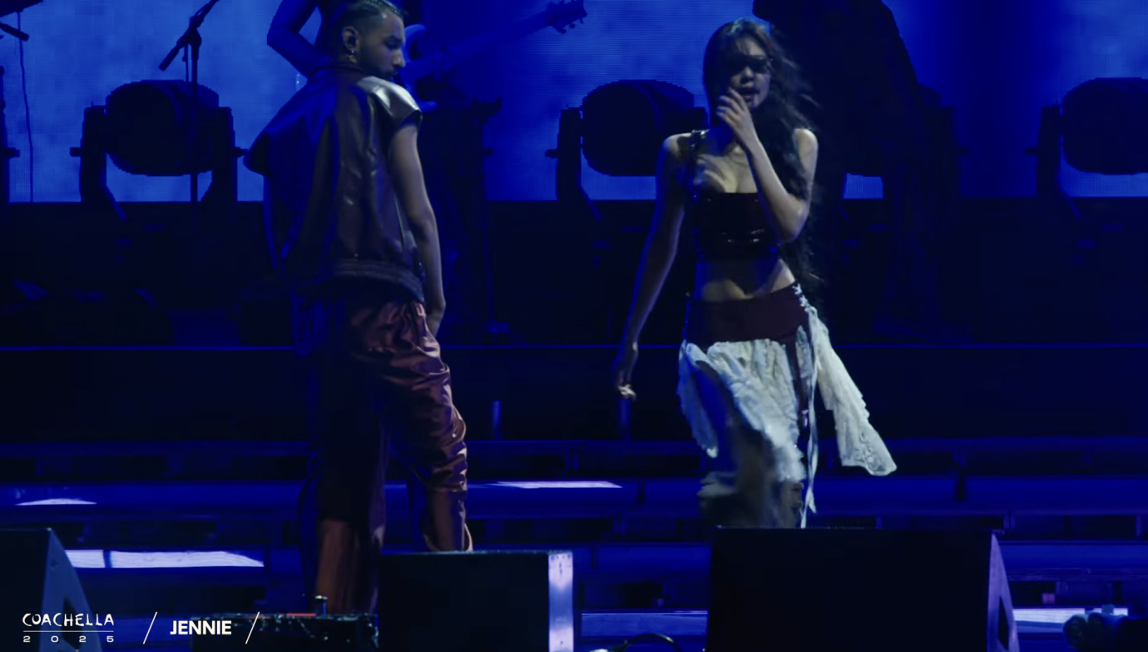 相愛證據加一？！Lisa 被捕捉到手機桌布是 LVMH 三公子 Frédéric Arnault！