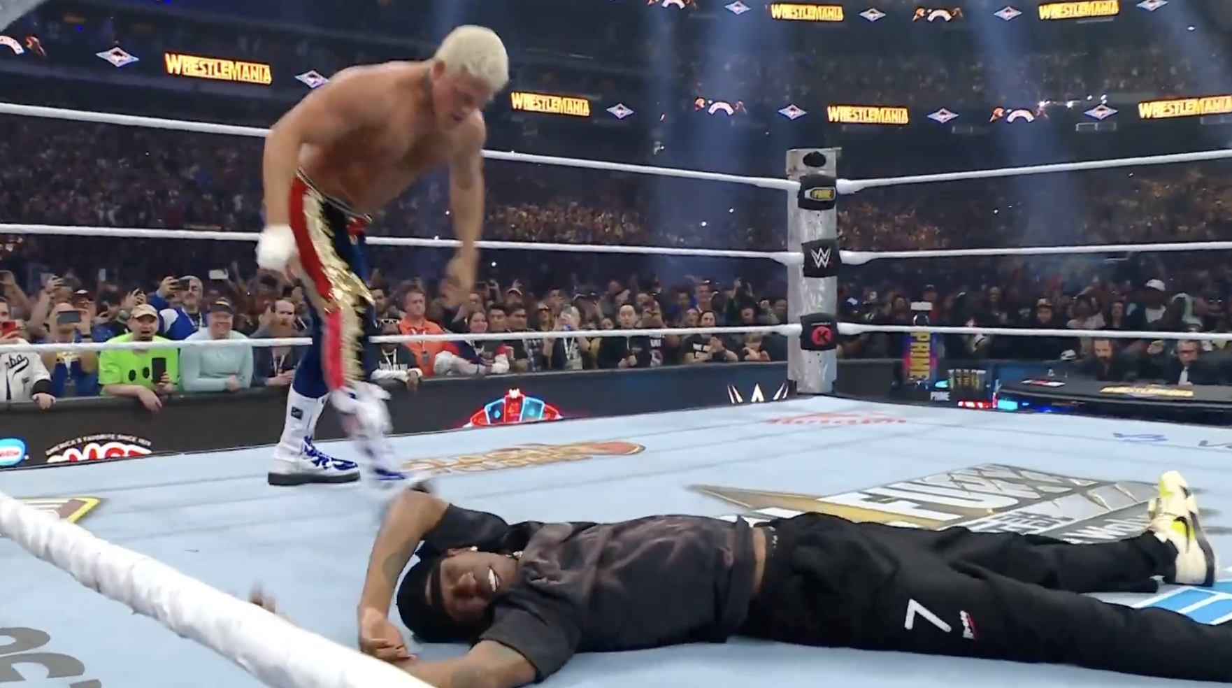 沒想到老哥也有這天！Travis Scott 被 Cody  Rhodes 摔爆躺平在地！