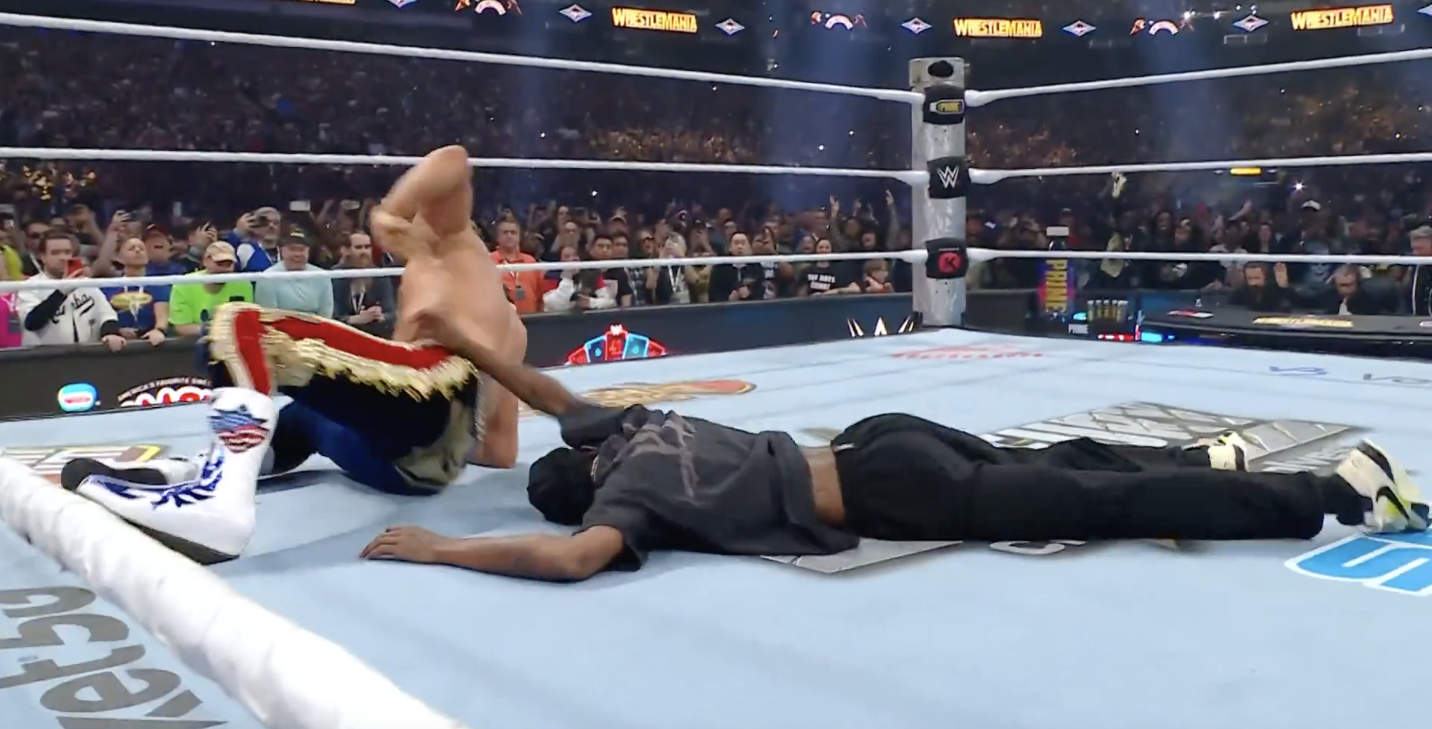 沒想到老哥也有這天！Travis Scott 被 Cody  Rhodes 摔爆躺平在地！