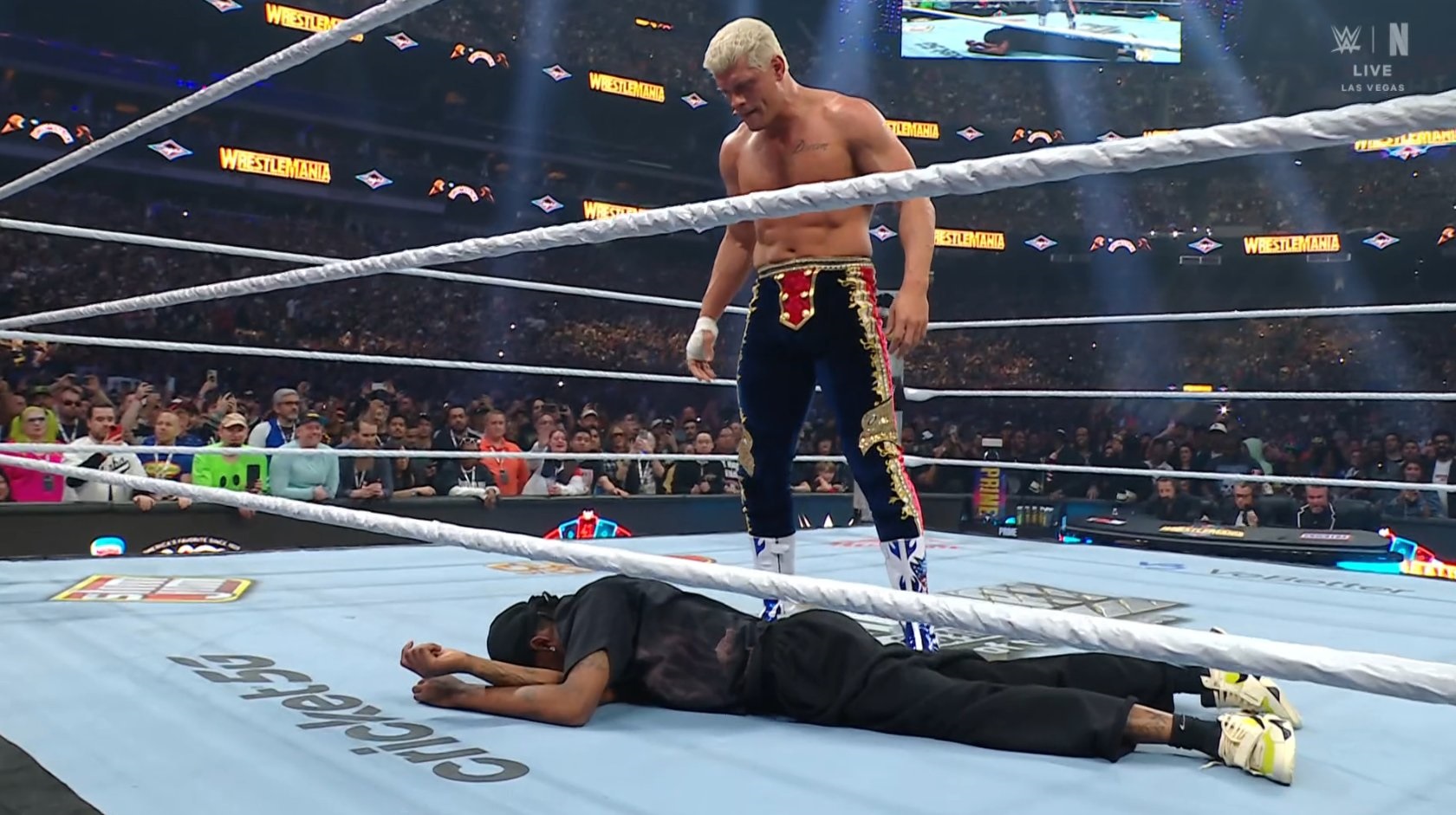 沒想到老哥也有這天！Travis Scott 被 Cody  Rhodes 摔爆躺平在地！