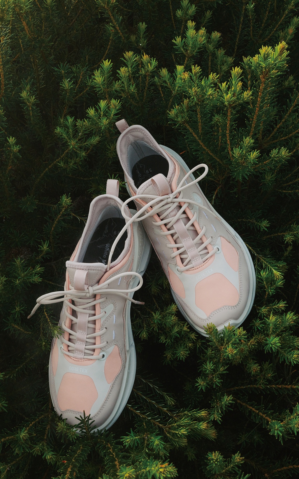 型走在都市與自然！2025 ECCO x White Mountaineering 聯名打造全新機能時尚，陪你躍然山行！