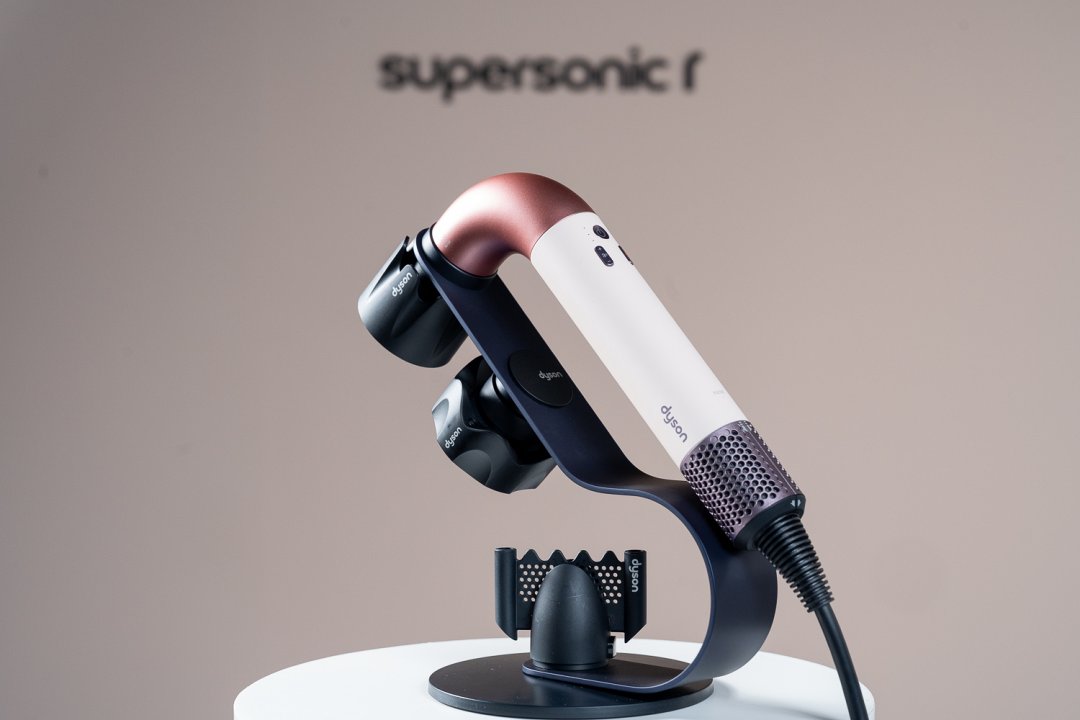 Dyson Supersonic r™精準造型輕量吹風機配備多元智能吹嘴,搭配RFID自動辨識與記憶吹嘴風速、風溫
