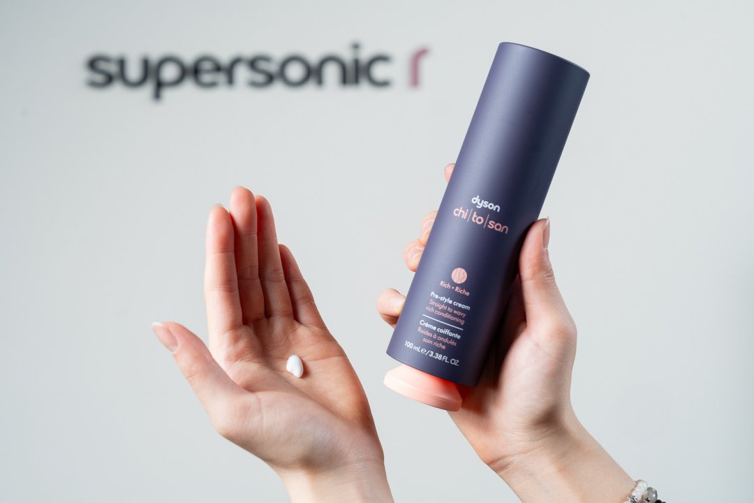 Dyson Chitosan™養護造型系列壓頭經過嚴格控量設計,並搭載NFC晶片可連結造型指南,精準掌握造型用量