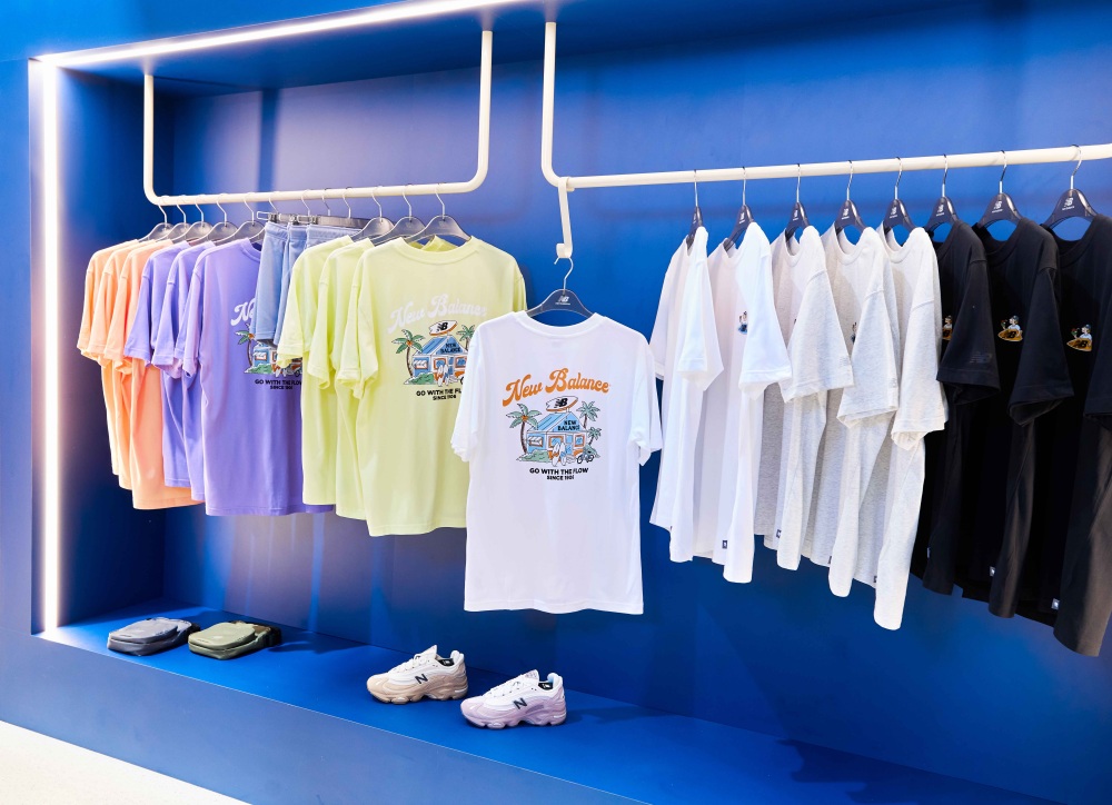 跟著 IU 一起穿著 NB 夏日出遊！《NB BOY 夏日樂遊站》快閃登場