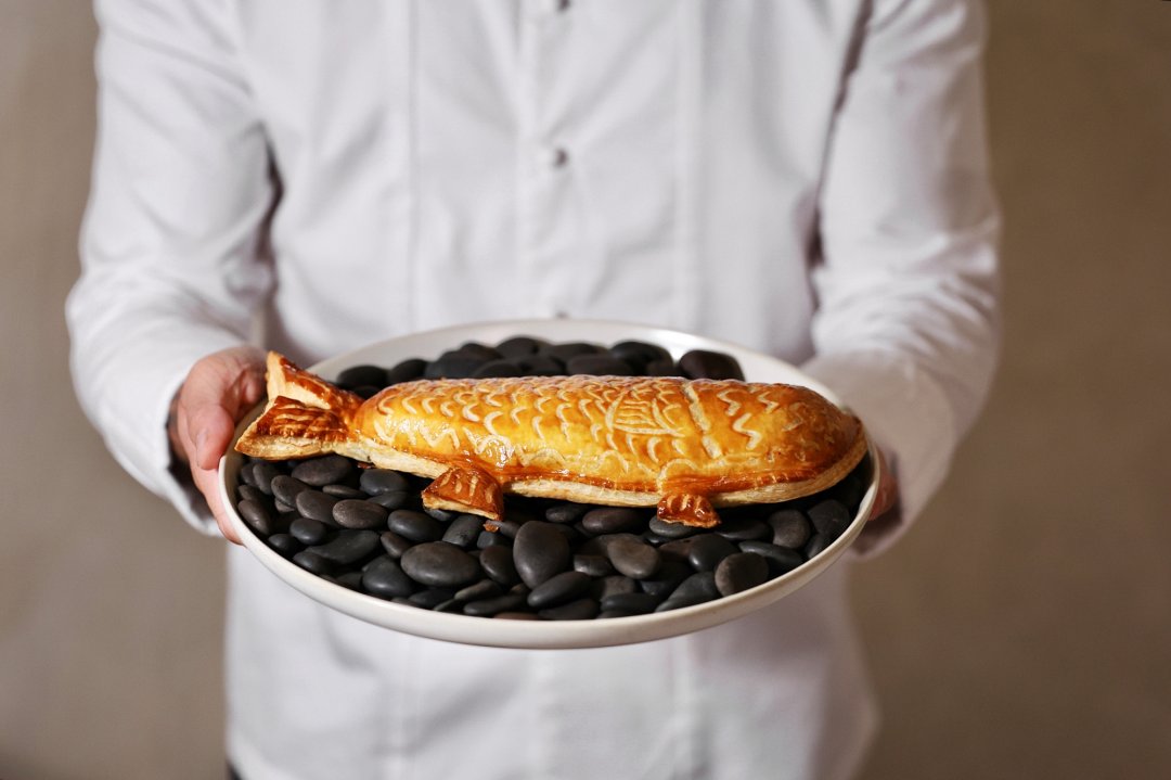 米其林星廚林明健(Chef Kin)特獻法式經典「千層酥皮焗馬頭魚、菠菜香草瑞可塔起司、烤時蔬和甜椒醬」讚頌浩瀚母愛。