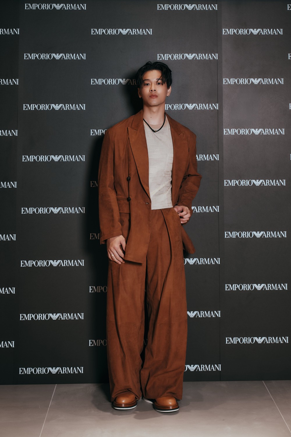 高爾宣身穿全台限量三套西裝帥氣登場！EMPORIO ARMANI 高雄漢神開幕！