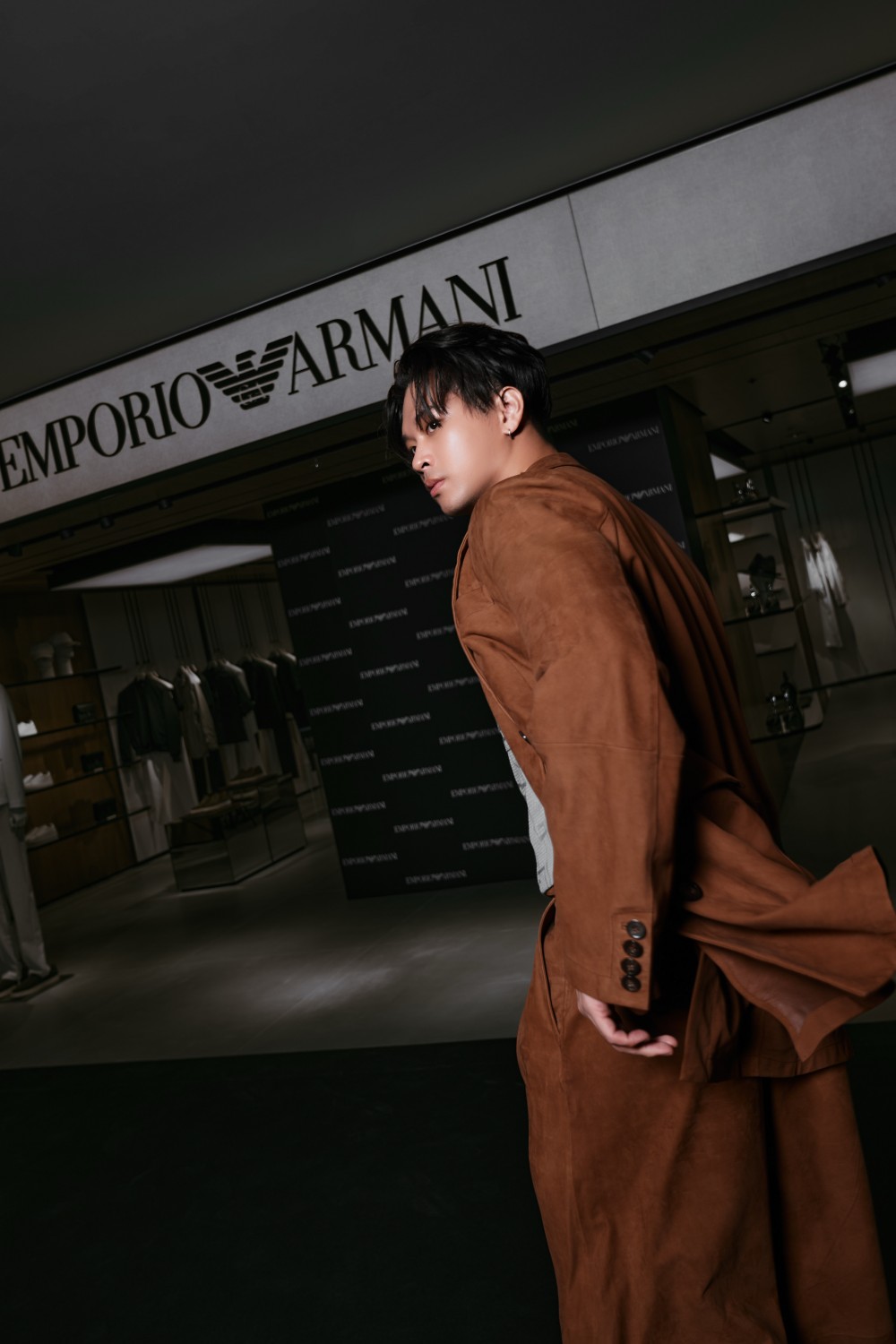 高爾宣身穿全台限量三套西裝帥氣登場！EMPORIO ARMANI 高雄漢神開幕！