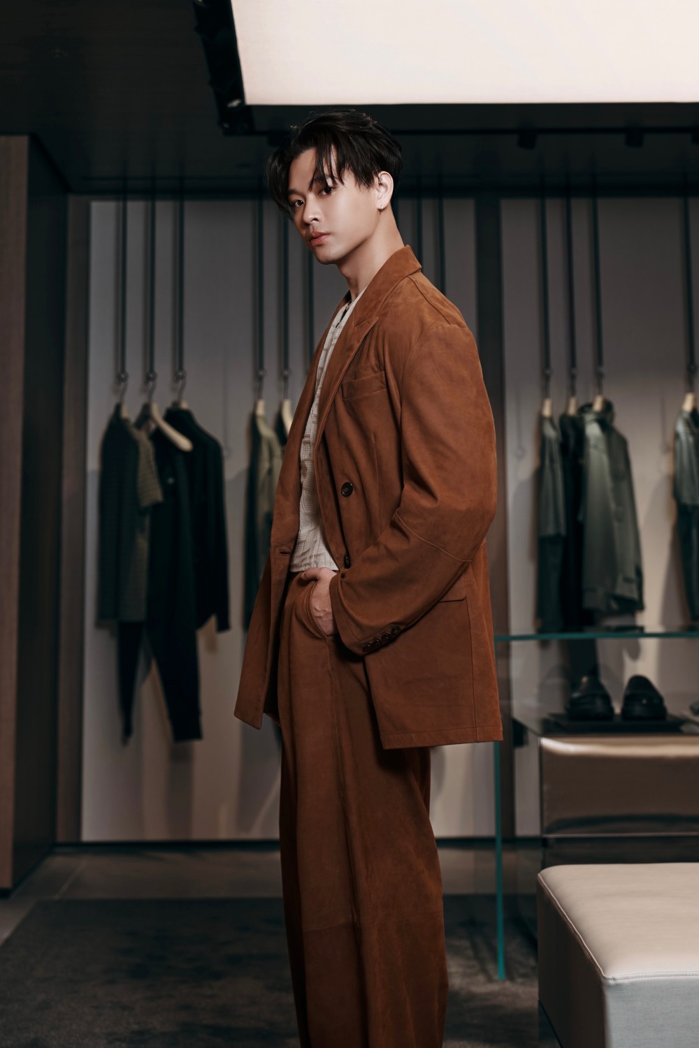 高爾宣身穿全台限量三套西裝帥氣登場！EMPORIO ARMANI 高雄漢神開幕！