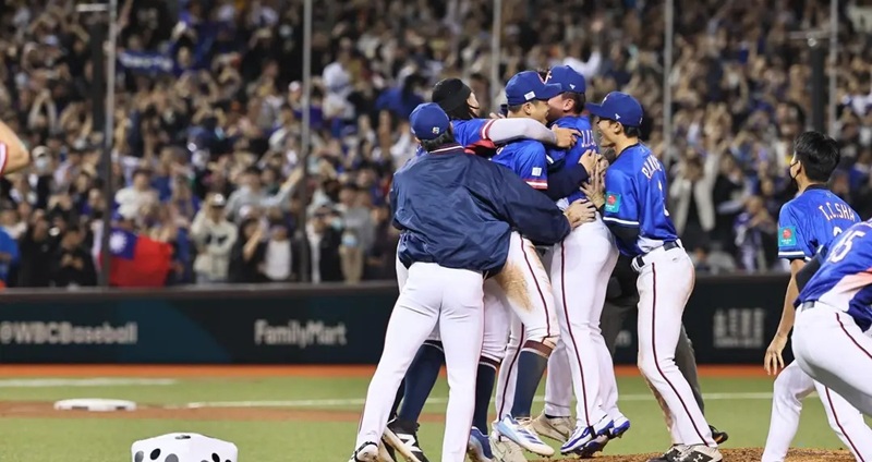 2026年世界棒球經典賽（WBC）的最終分組與第一輪賽程，已於日本時間4月10日由主辦單位正式公布。朝著衛冕之路邁進的日本代表隊「侍JAPAN」，確定將於2026年3月6日的首戰迎戰台灣。