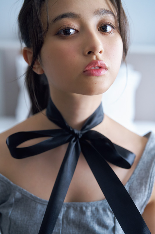 初版發行量 20 萬本破紀錄！偶像美少女井上和首本寫真《獨白》，登頂乃木坂 46 全團首周銷量冠軍！