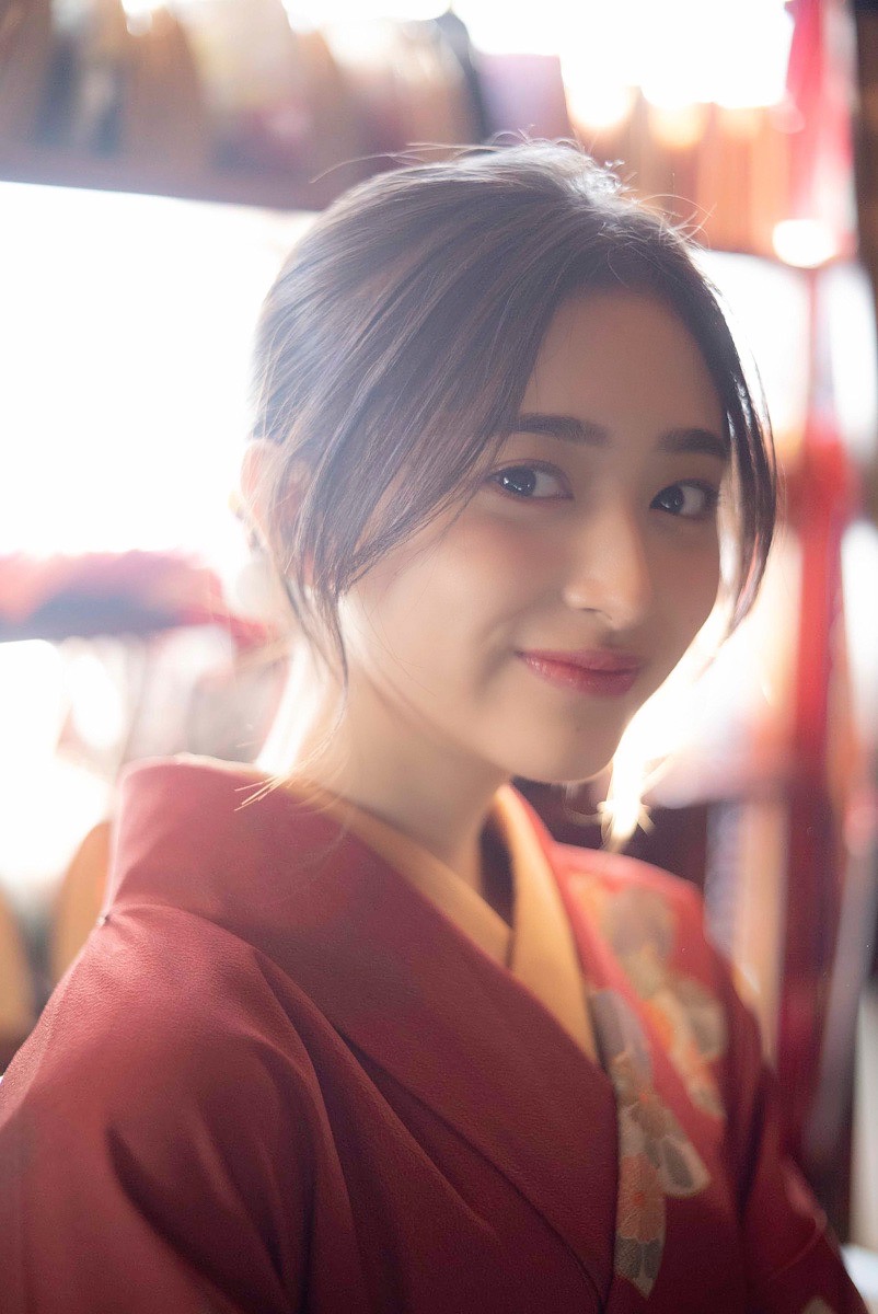 初版發行量 20 萬本破紀錄！偶像美少女井上和首本寫真《獨白》，登頂乃木坂 46 全團首周銷量冠軍！