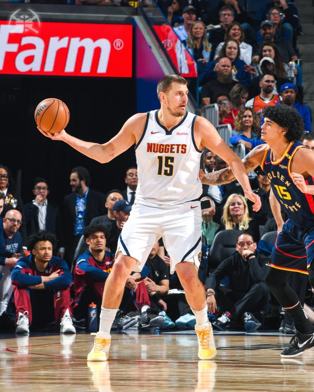 比賽時不是只想著賽馬！Jokić 化身「約教練」指導隊友戰術