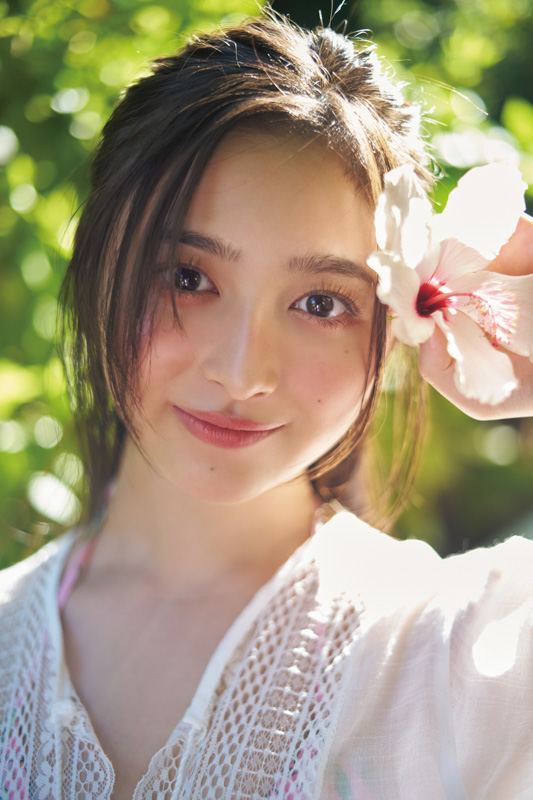 初版發行量 20 萬本破紀錄！偶像美少女井上和首本寫真《獨白》，登頂乃木坂 46 全團首周銷量冠軍！