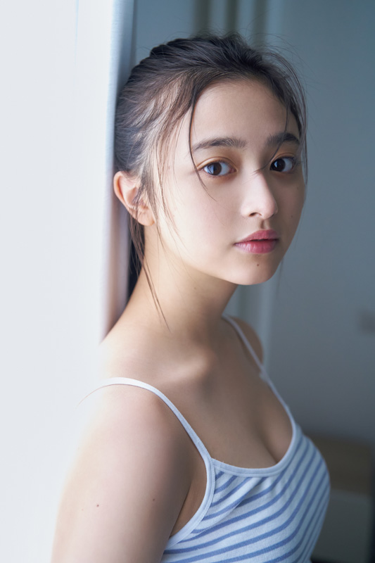 初版發行量 20 萬本破紀錄！偶像美少女井上和首本寫真《獨白》，登頂乃木坂 46 全團首周銷量冠軍！