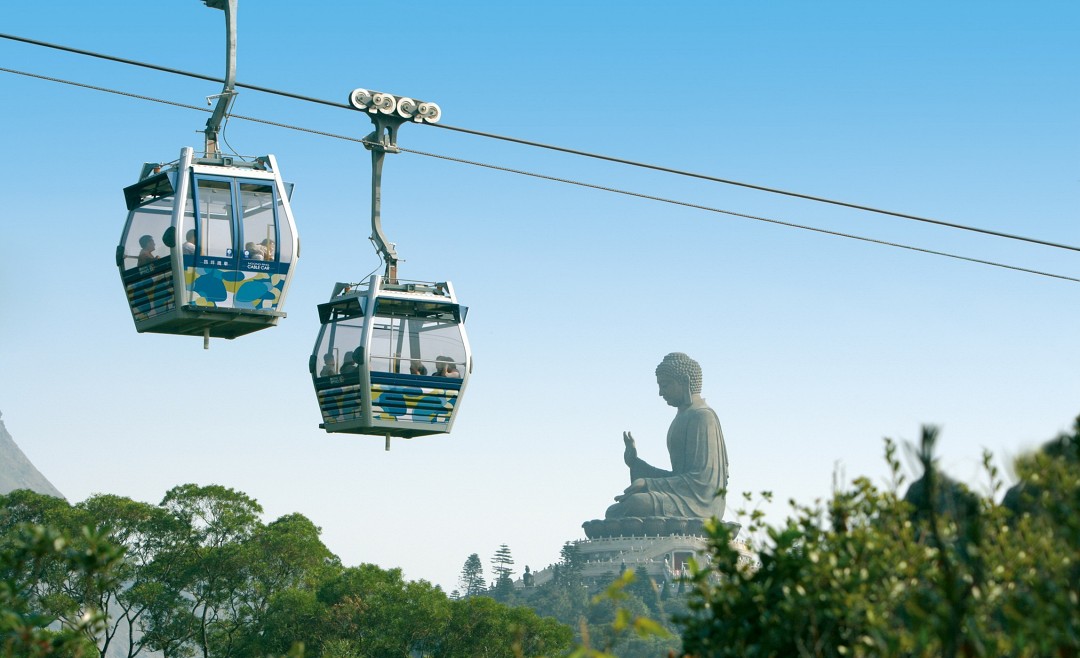 搭乘昂坪360纜車飽覽壯麗山海,抵達天壇大佛感受心靈寧靜