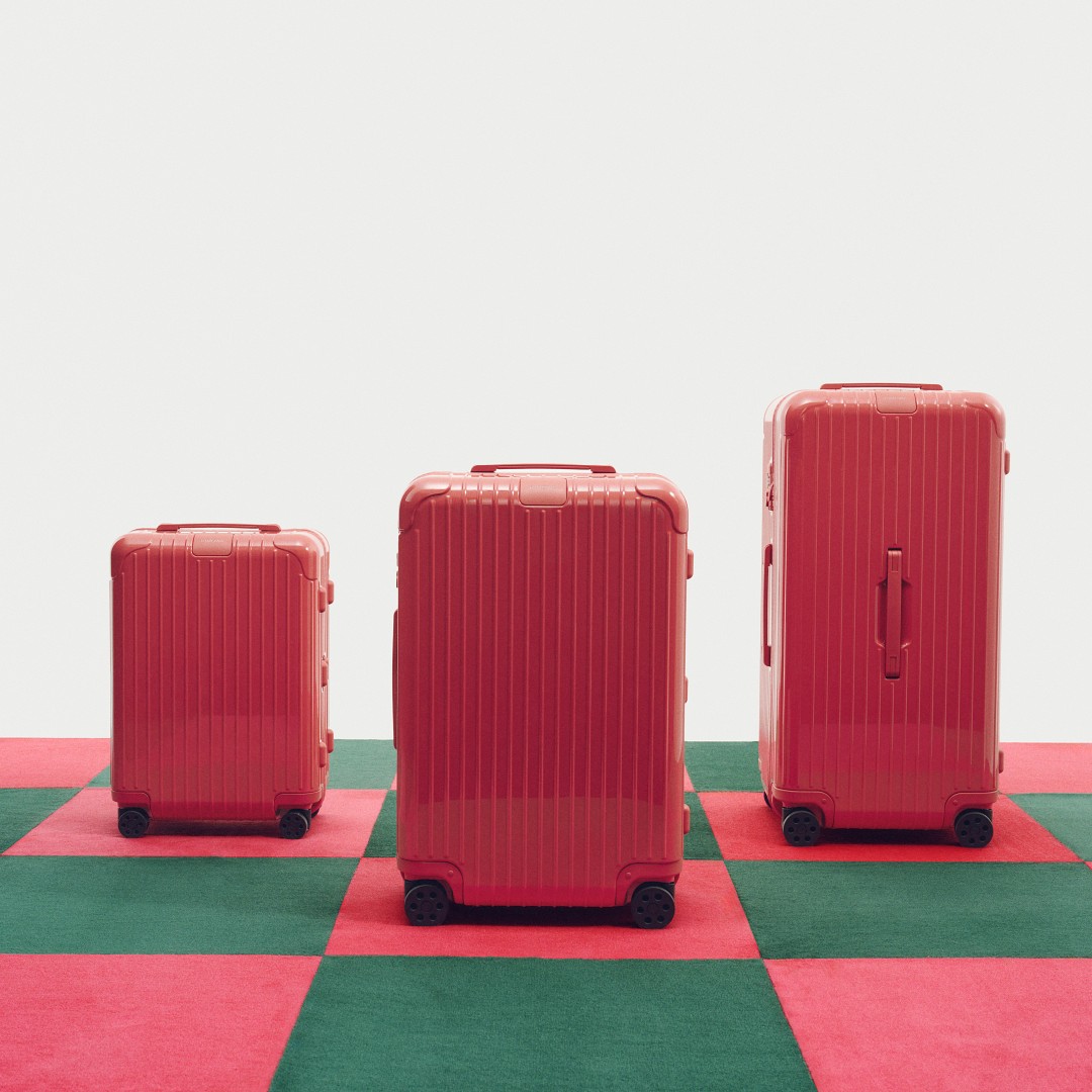 2025 春夏 RIMOWA 限量新色登台！「仙踪綠、石榴紅」Essential 系列行李箱、旅行配件一次到位
