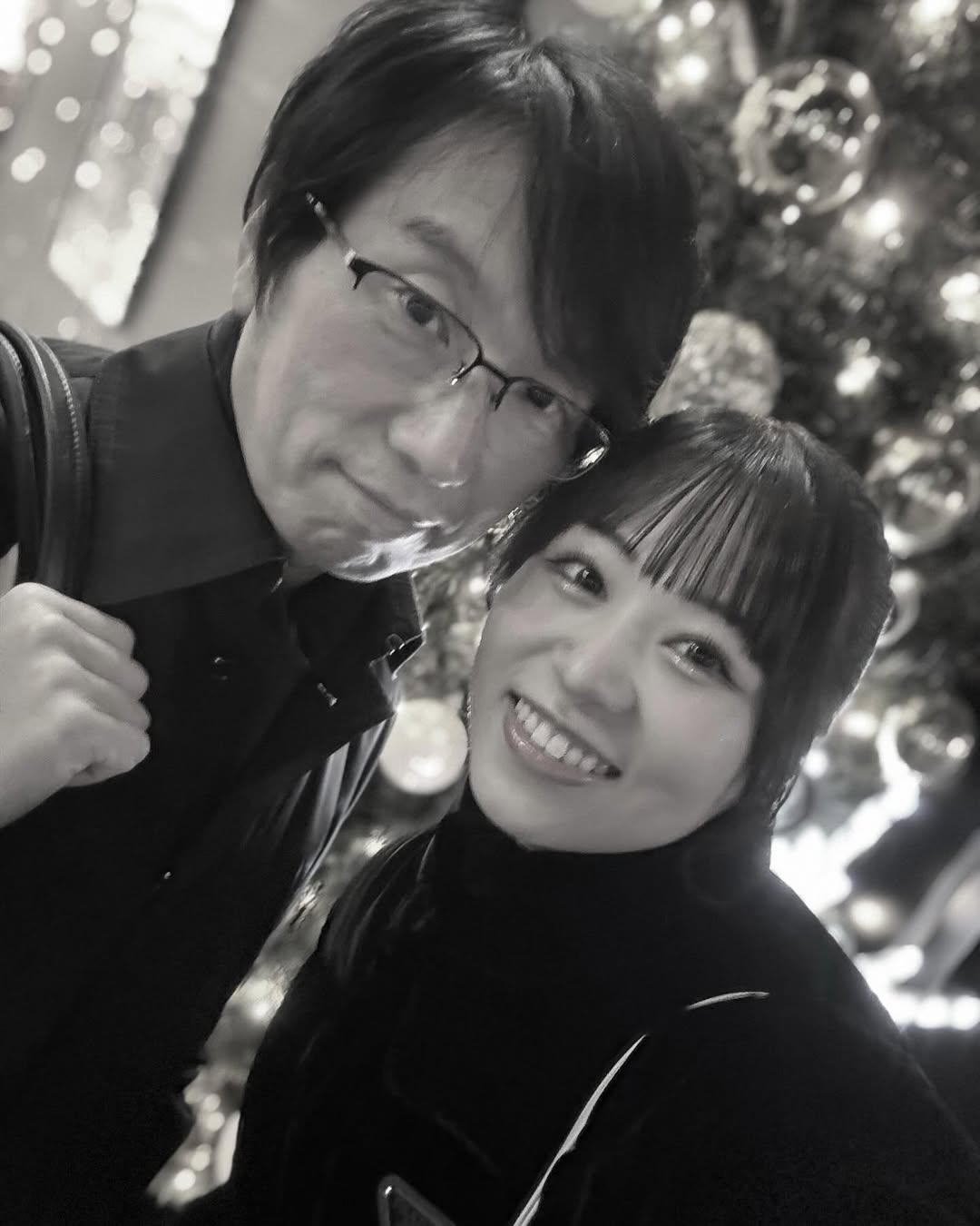 相差 27 歲格差戀修成正果！宅男粉絲娶走女團偶像，驚喜宣布懷孕好消息！