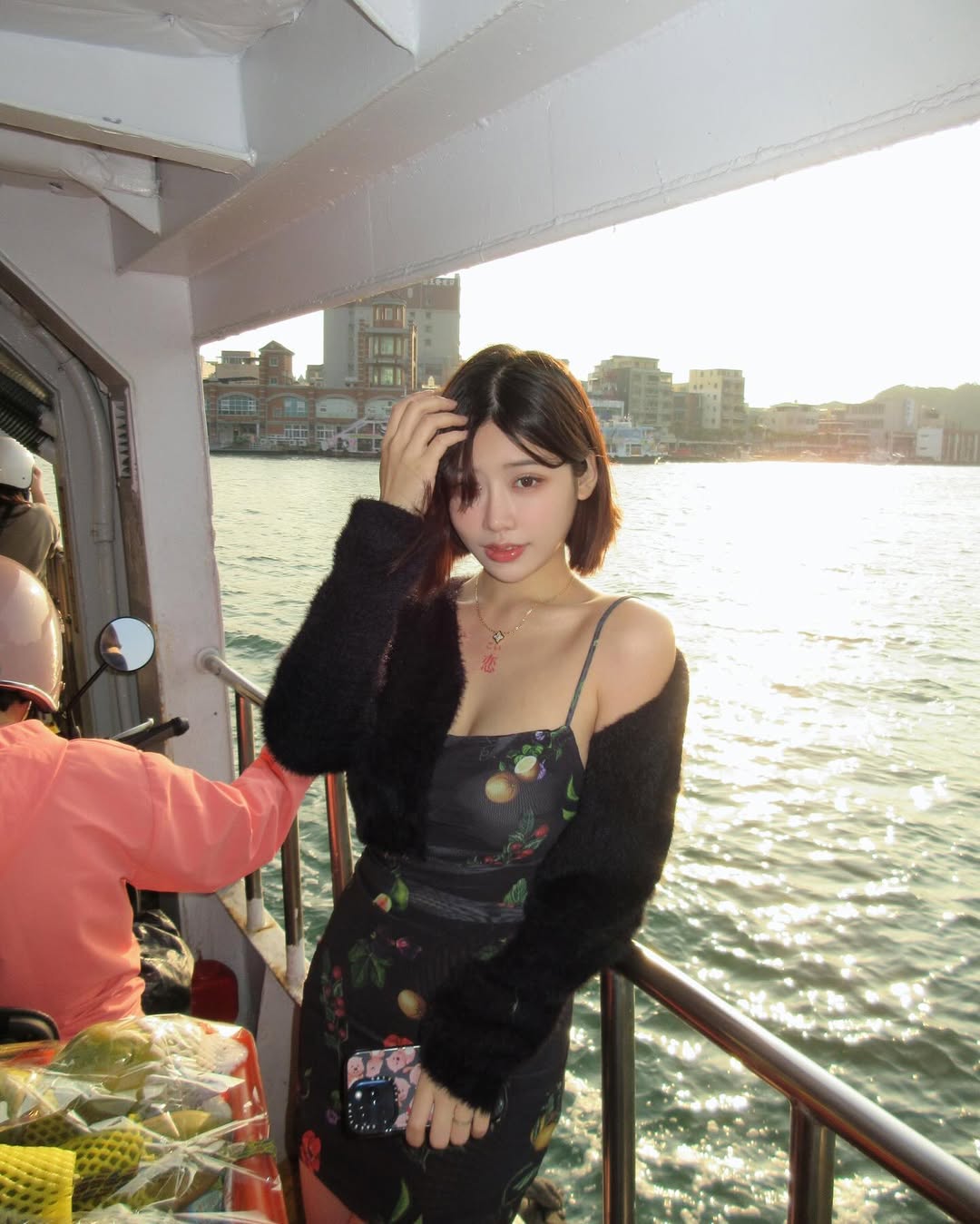 正妹地勤「Helen」詢問度破表！斜槓攝影師才華洋溢，旅遊美照吸近 15 萬粉絲追蹤！