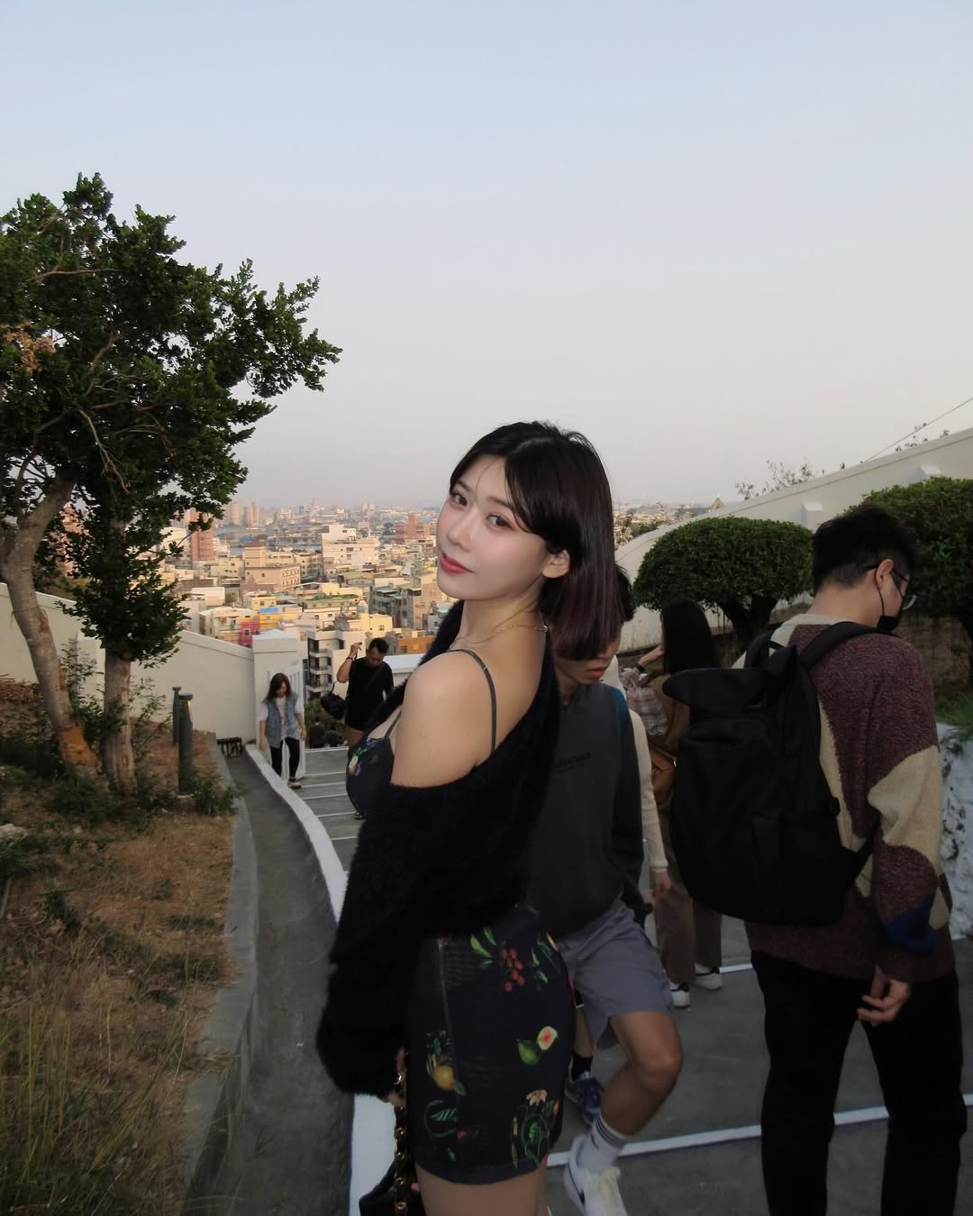 正妹地勤「Helen」詢問度破表！斜槓攝影師才華洋溢，旅遊美照吸近 15 萬粉絲追蹤！