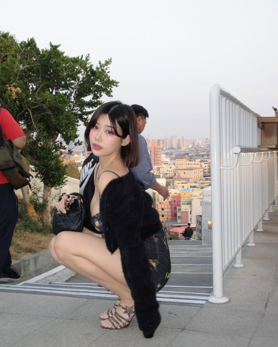 正妹地勤「Helen」詢問度破表！斜槓攝影師才華洋溢，旅遊美照吸近 15 萬粉絲追蹤！