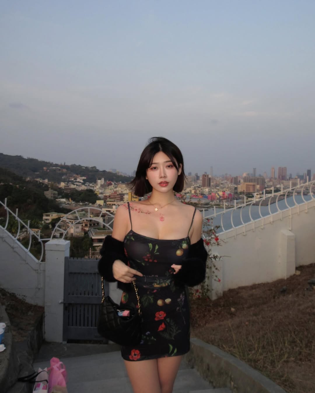 正妹地勤「Helen」詢問度破表！斜槓攝影師才華洋溢，旅遊美照吸近 15 萬粉絲追蹤！