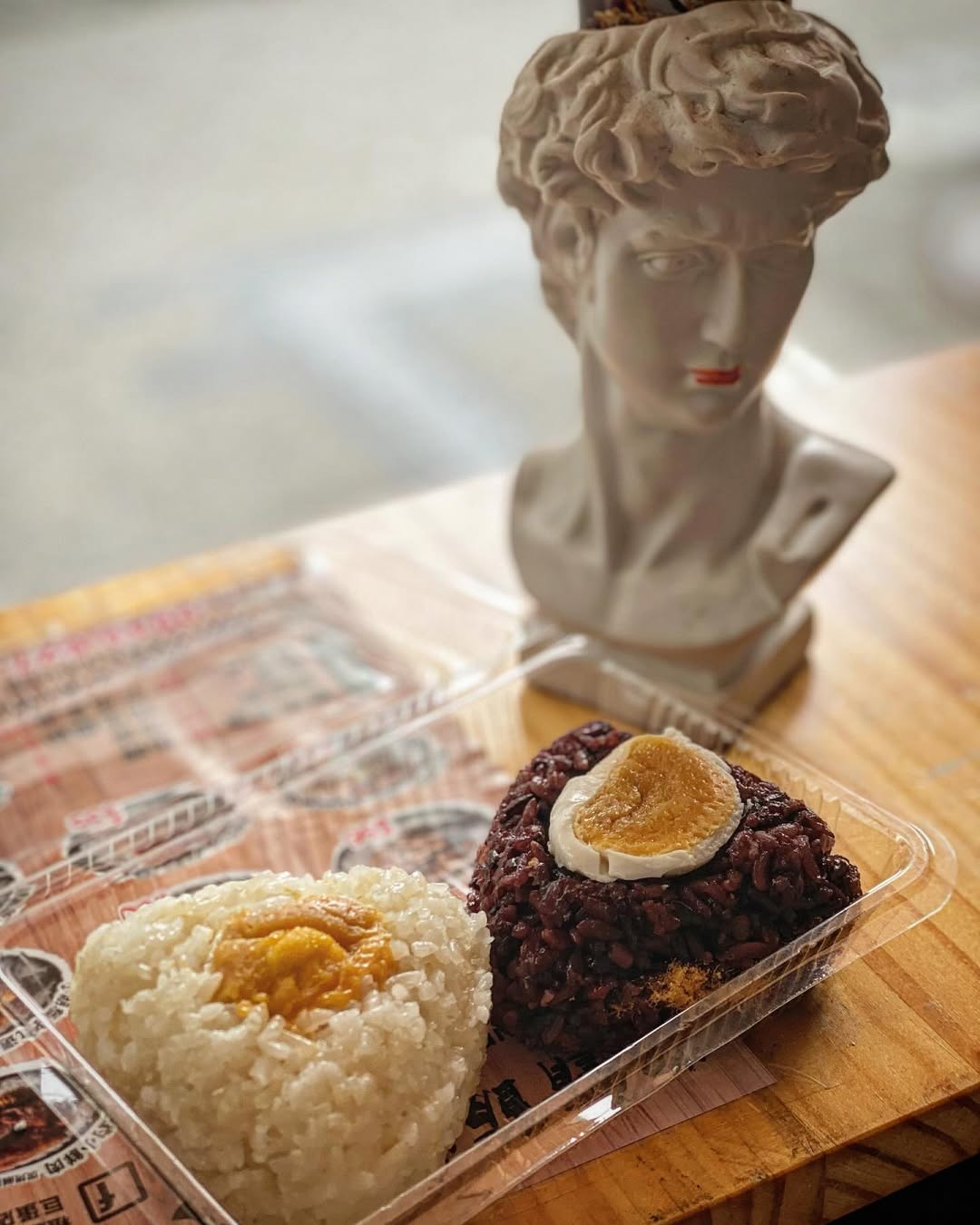 飯糰店正妹老闆娘好兇！批踢踢表特版鄉民跪求 IG，準備蹲點朝聖高雄店址！