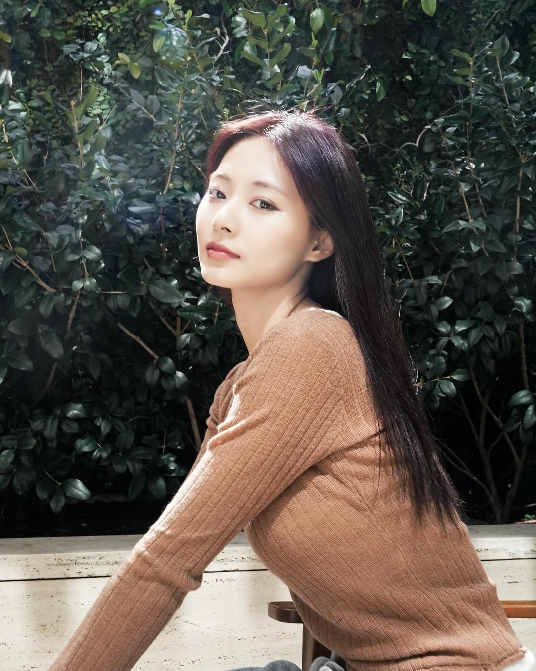 擔任 Coldplay 嘉賓超火辣！子瑜絕美中空照連發，網友幻視宛如 AI 生成