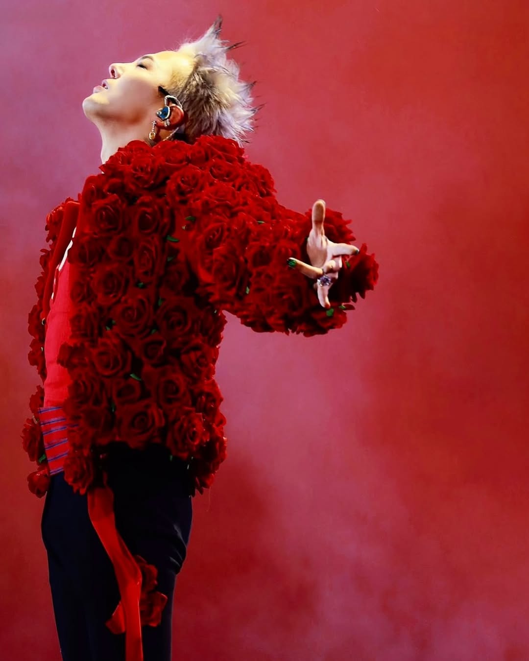 狀態也太好！G-Dragon 演唱會「超精緻」外貌引熱議！網：龍哥怎麼都沒變