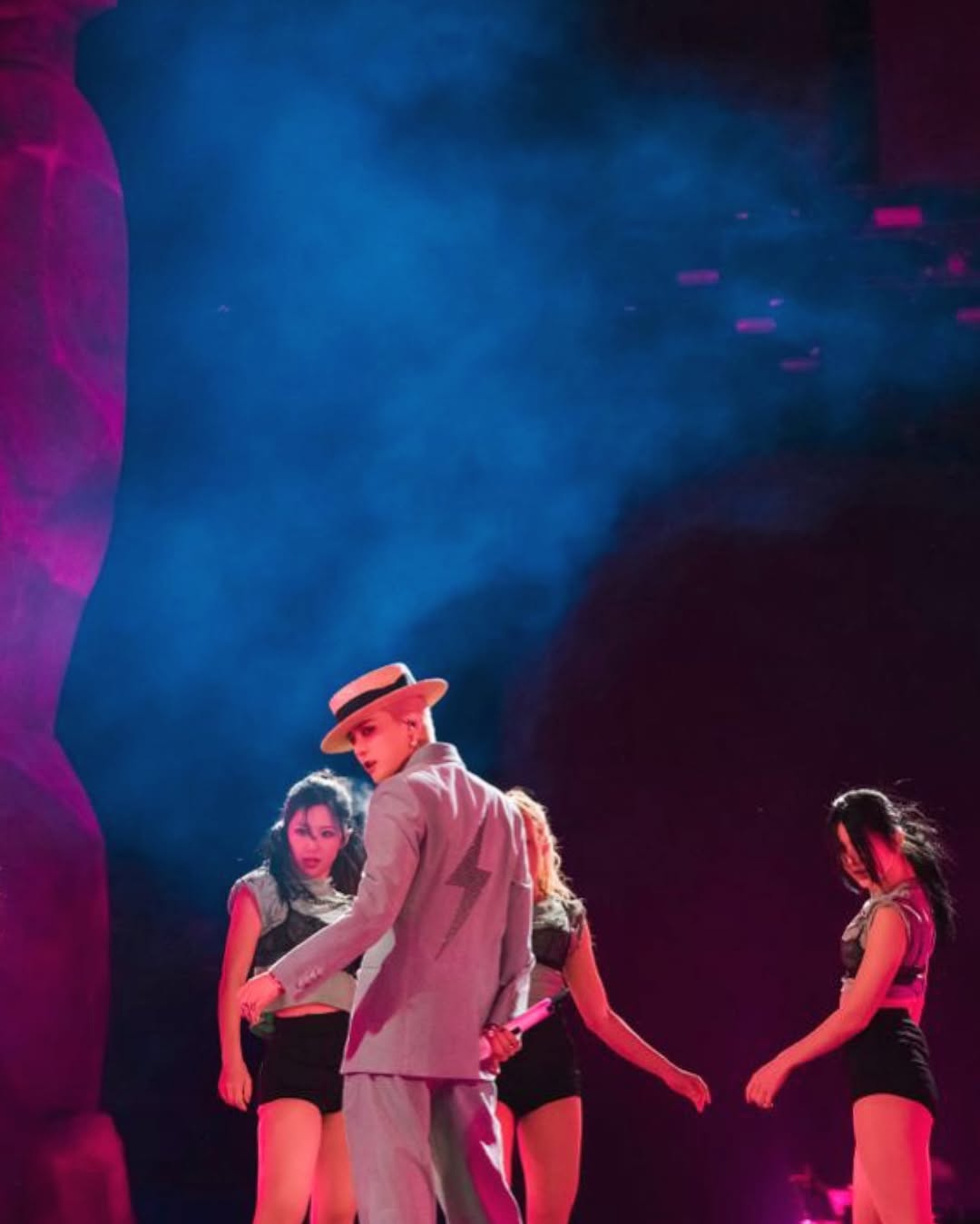 狀態也太好！G-Dragon 演唱會「超精緻」外貌引熱議！網：龍哥怎麼都沒變