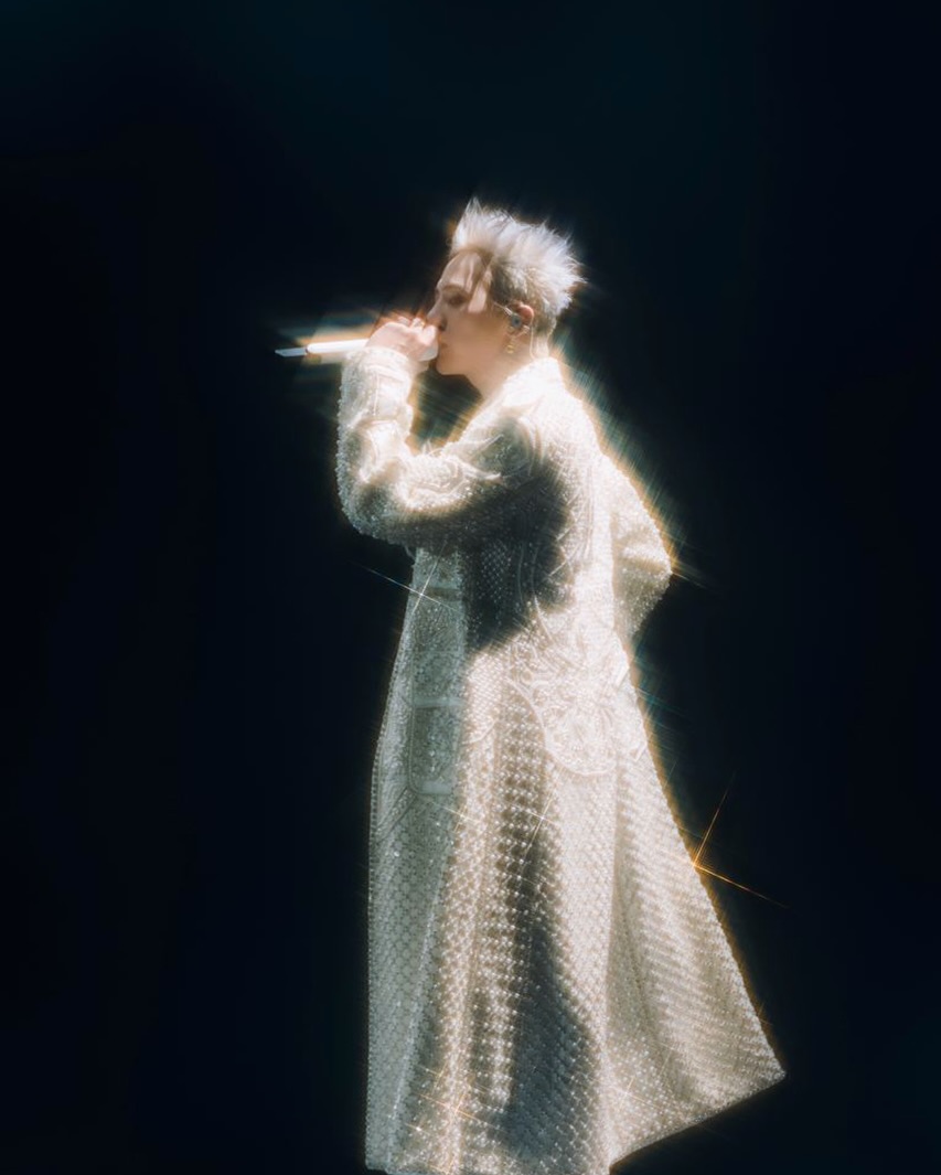 狀態也太好！G-Dragon 演唱會「超精緻」外貌引熱議！網：龍哥怎麼都沒變