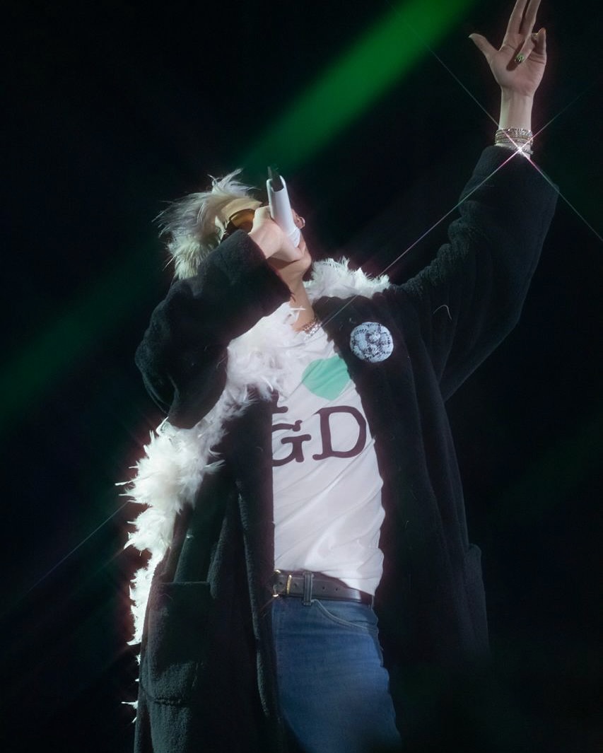 狀態也太好！G-Dragon 演唱會「超精緻」外貌引熱議！網：龍哥怎麼都沒變