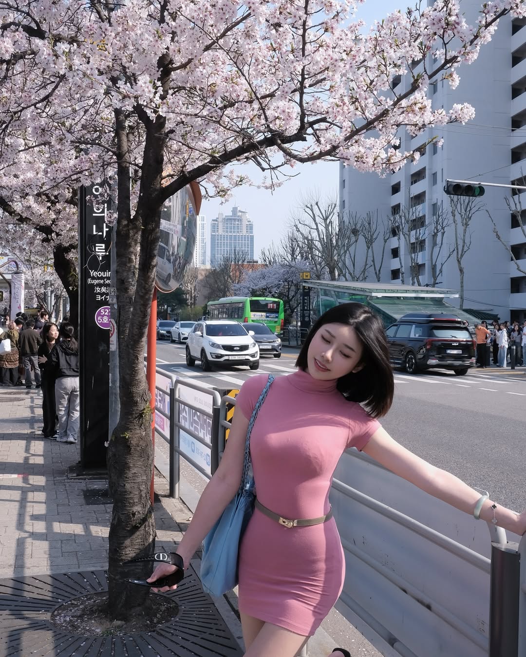 正妹地勤「Helen」詢問度破表！斜槓攝影師才華洋溢，旅遊美照吸近 15 萬粉絲追蹤！