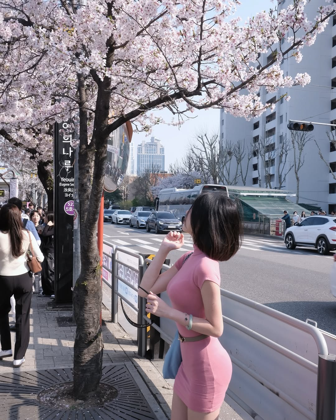 正妹地勤「Helen」詢問度破表！斜槓攝影師才華洋溢，旅遊美照吸近 15 萬粉絲追蹤！