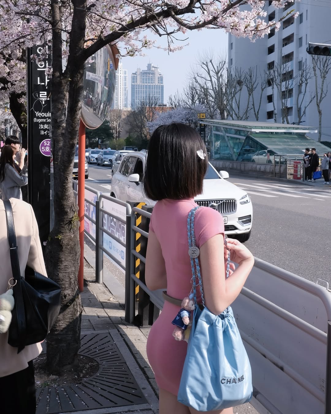 正妹地勤「Helen」詢問度破表！斜槓攝影師才華洋溢，旅遊美照吸近 15 萬粉絲追蹤！
