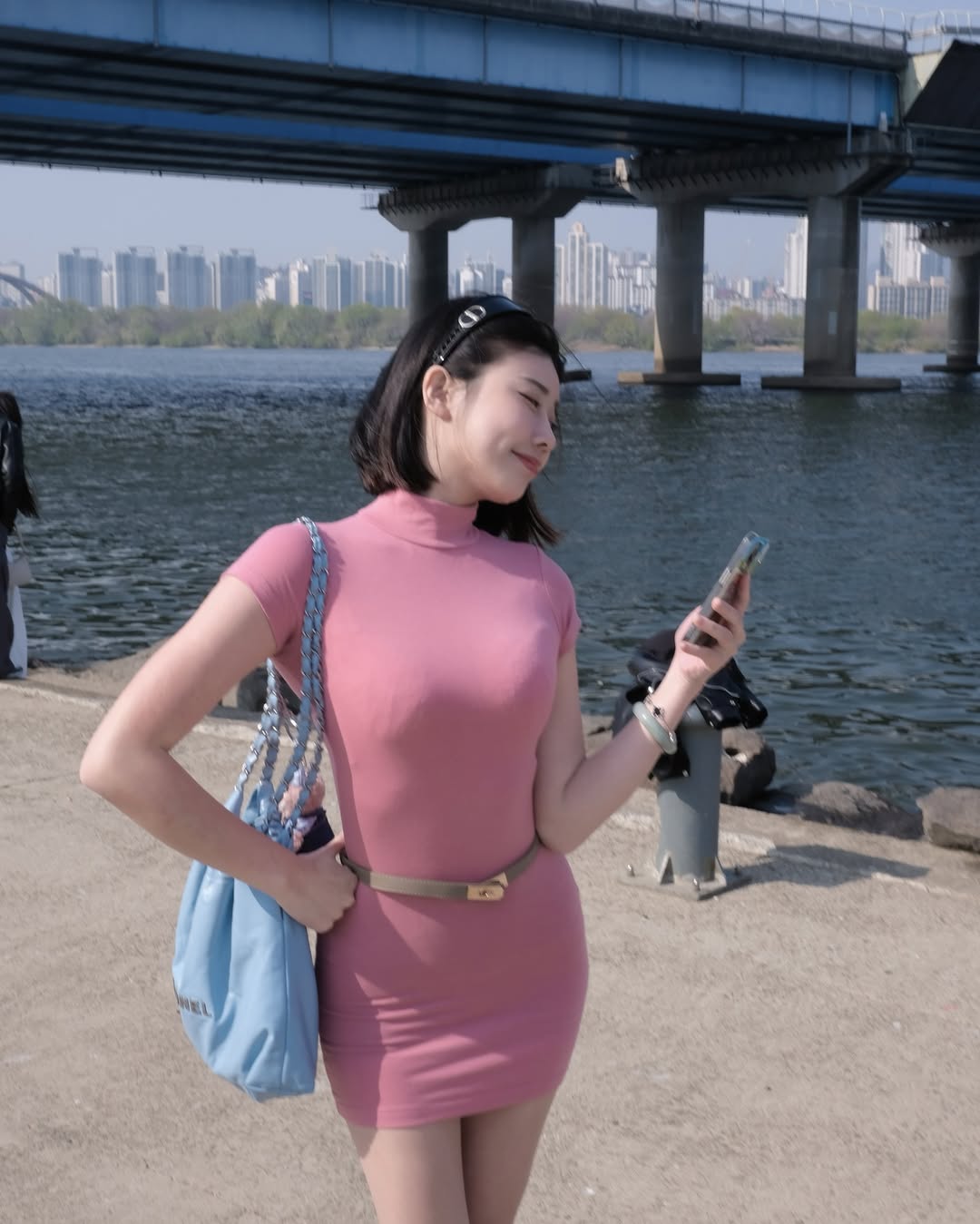 正妹地勤「Helen」詢問度破表！斜槓攝影師才華洋溢，旅遊美照吸近 15 萬粉絲追蹤！