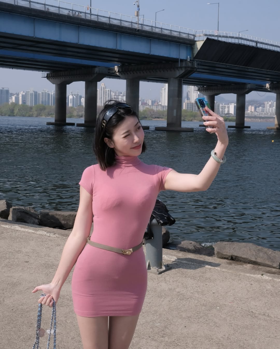 正妹地勤「Helen」詢問度破表！斜槓攝影師才華洋溢，旅遊美照吸近 15 萬粉絲追蹤！