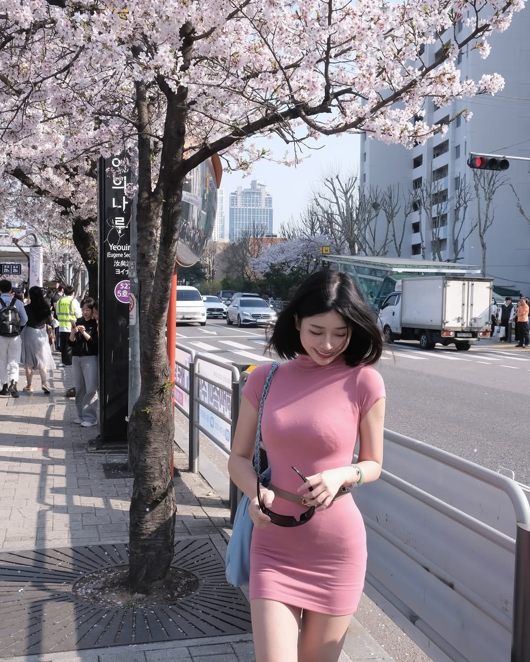 正妹地勤「Helen」詢問度破表！斜槓攝影師才華洋溢，旅遊美照吸近 15 萬粉絲追蹤！