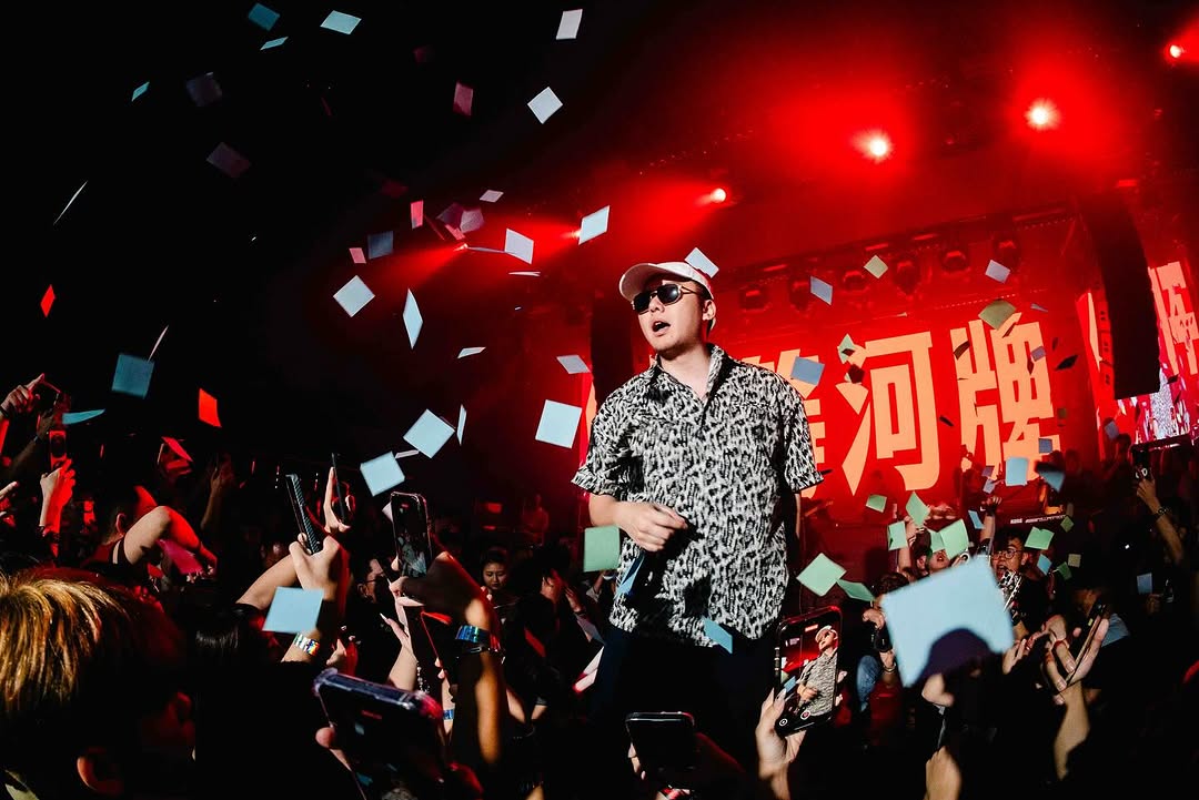 憑藉〈八方來財〉、〈因果〉爆紅！饒舌歌手攬佬首度來台開唱！時間、地點全曝光！