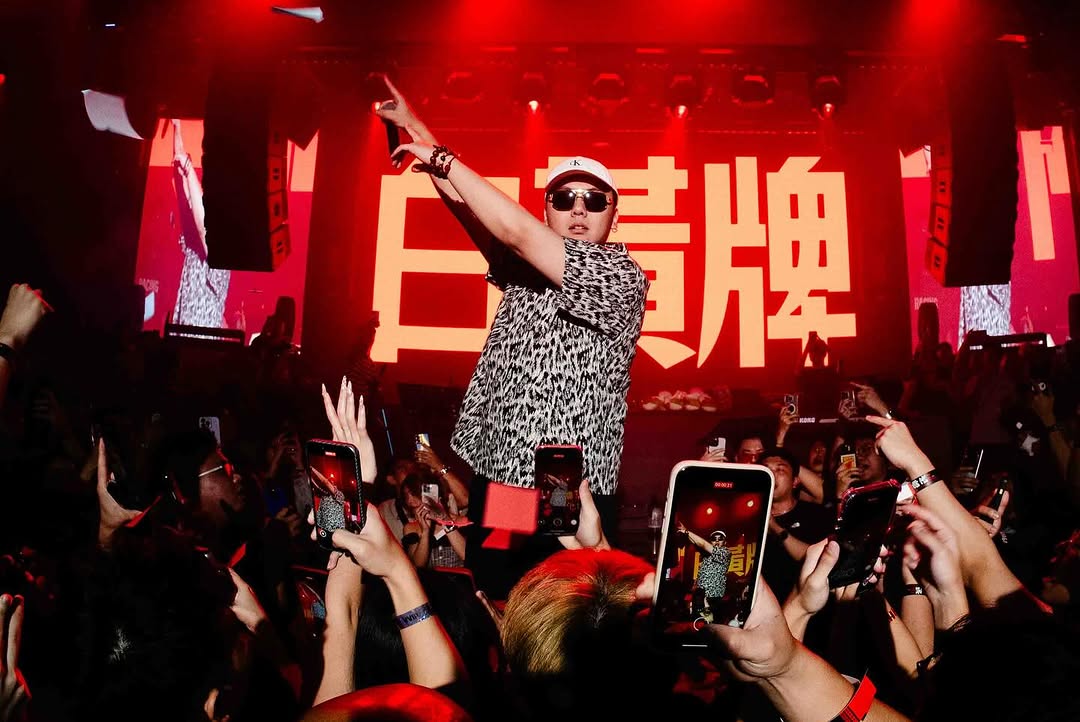 憑藉〈八方來財〉、〈因果〉爆紅！饒舌歌手攬佬首度來台開唱！時間、地點全曝光！
