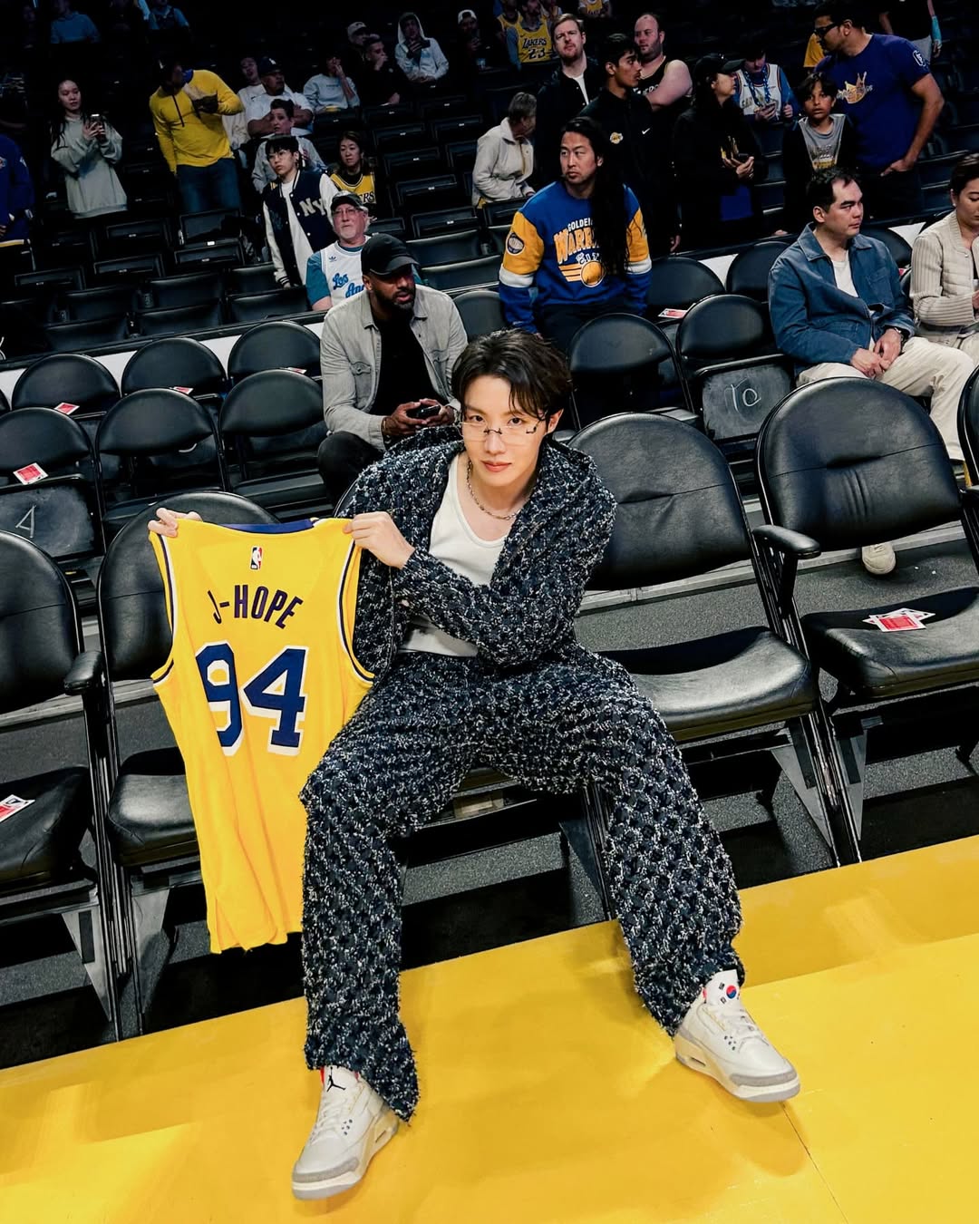 BTS 成員 J-Hope 現身湖人主場！曝光限量版 Air Jordan 3 “Seoul”