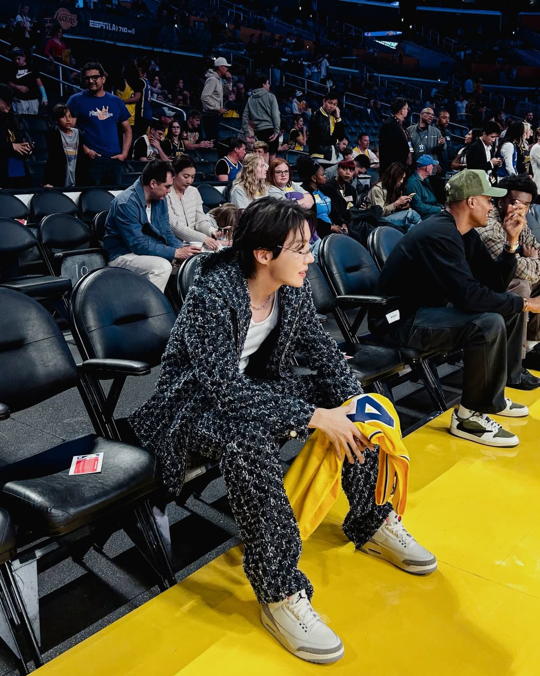 BTS 成員 J-Hope 現身湖人主場！曝光限量版 Air Jordan 3 “Seoul”