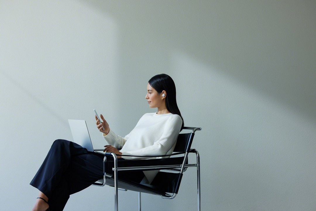 WF-C710N 採用雙重噪訊感應器技術，全面提升降噪效果帶來更沉浸的聆聽體驗。